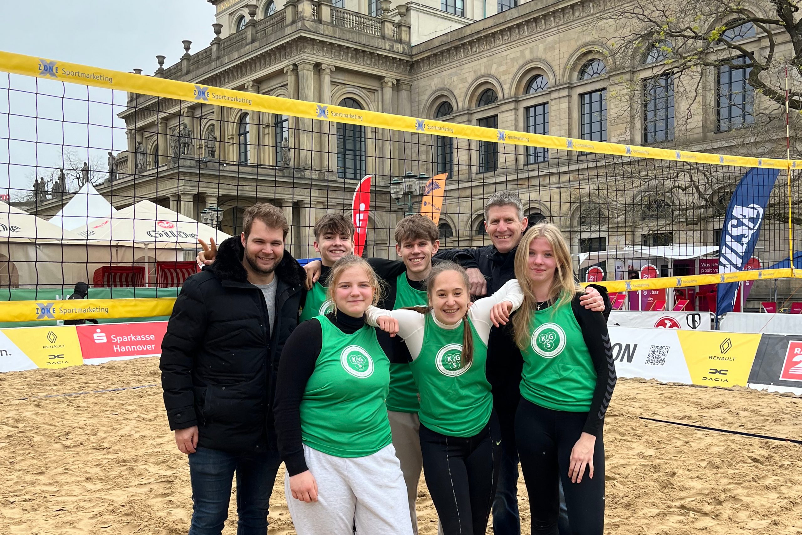 Read more about the article Beachvolleyballer begeistert auf dem Opernplatz in Hannover