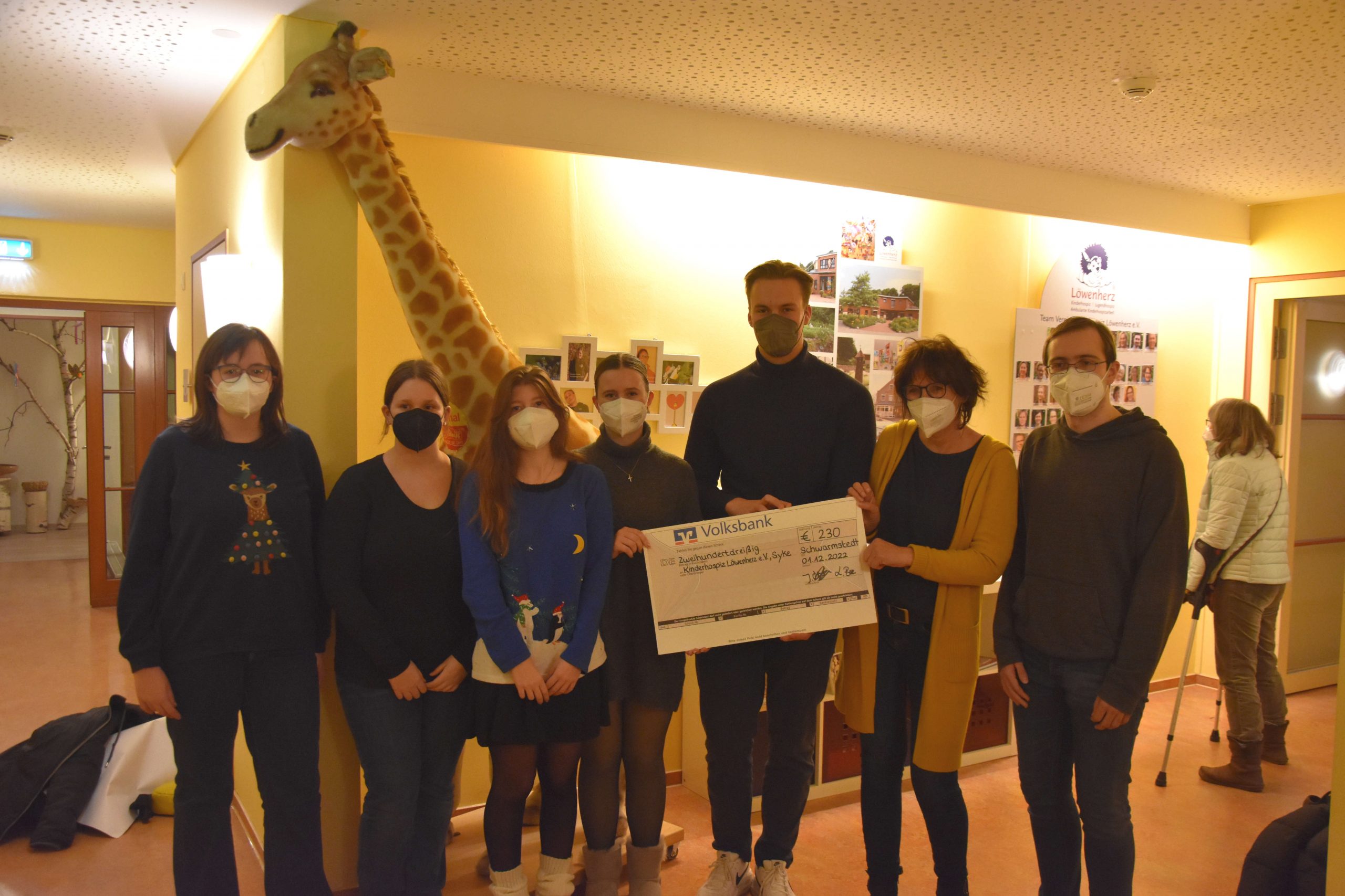 Mehr über den Artikel erfahren Schüler:innen überreichen Einkünfte der Vernissage