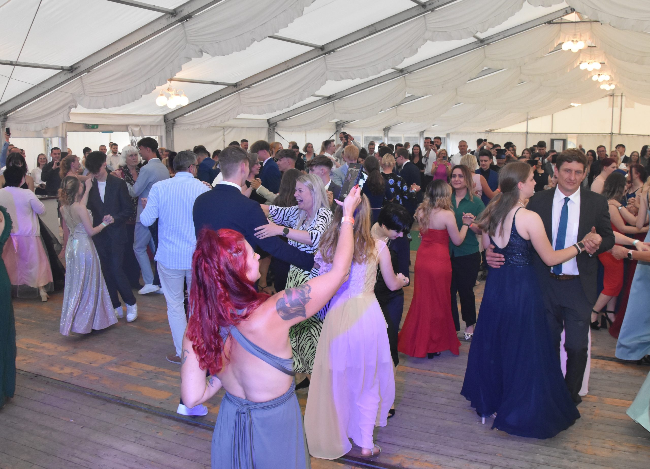 Mehr über den Artikel erfahren Feierlicher Abschluss der Schulzeit