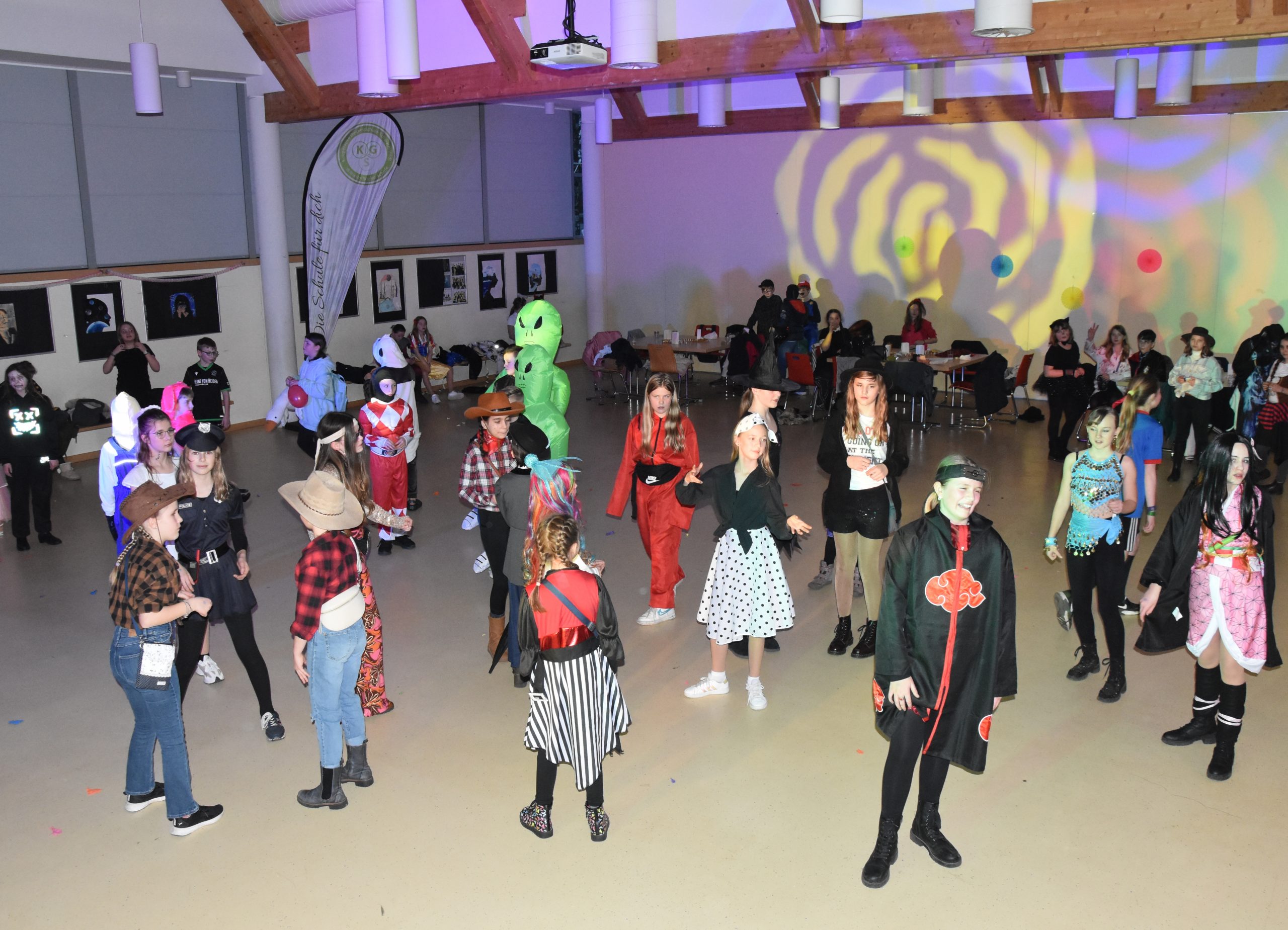 Mehr über den Artikel erfahren Feiern in phantasievollen Kostümen