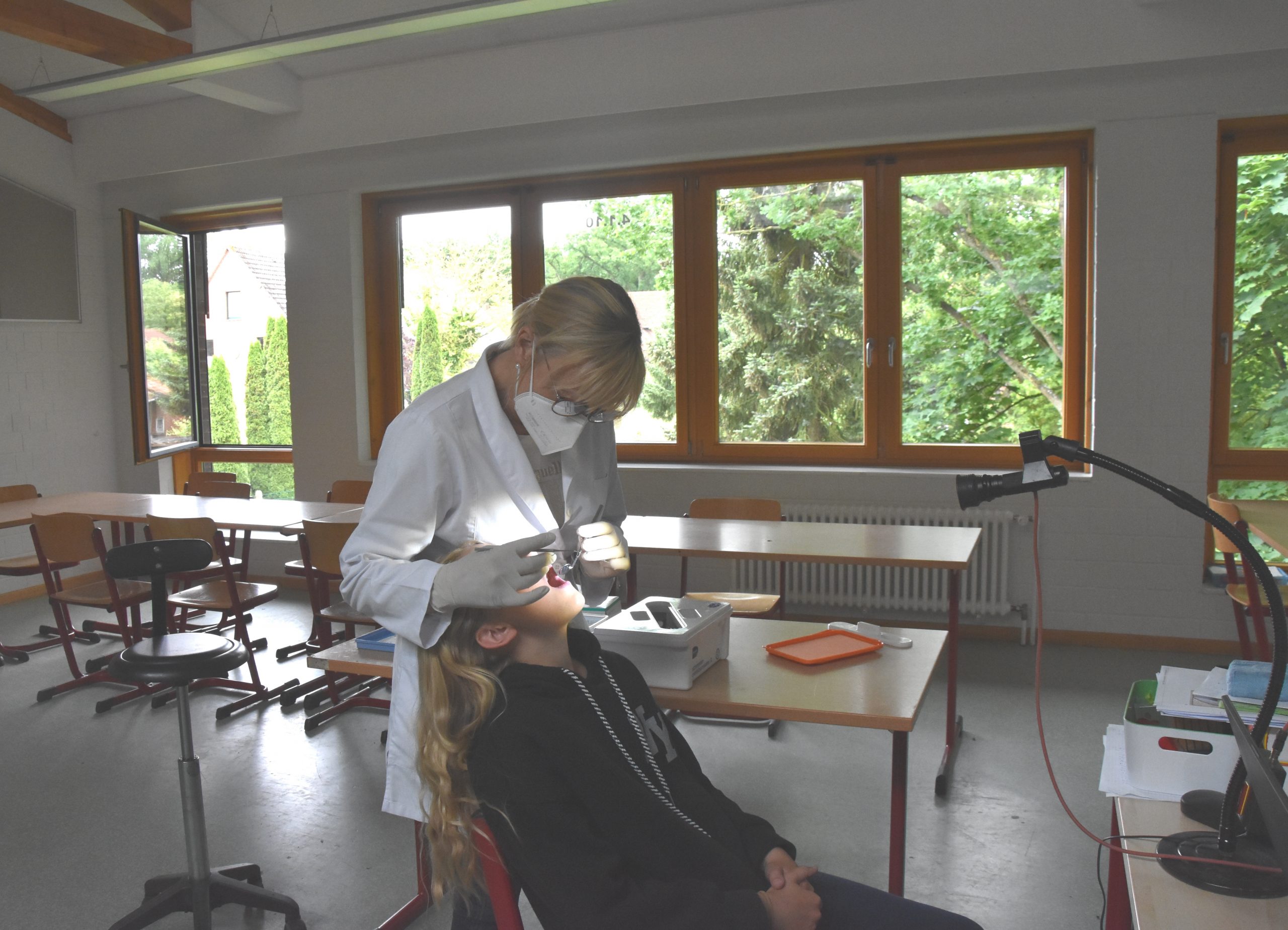 Mehr über den Artikel erfahren DER ZAHNARZT IST HIER