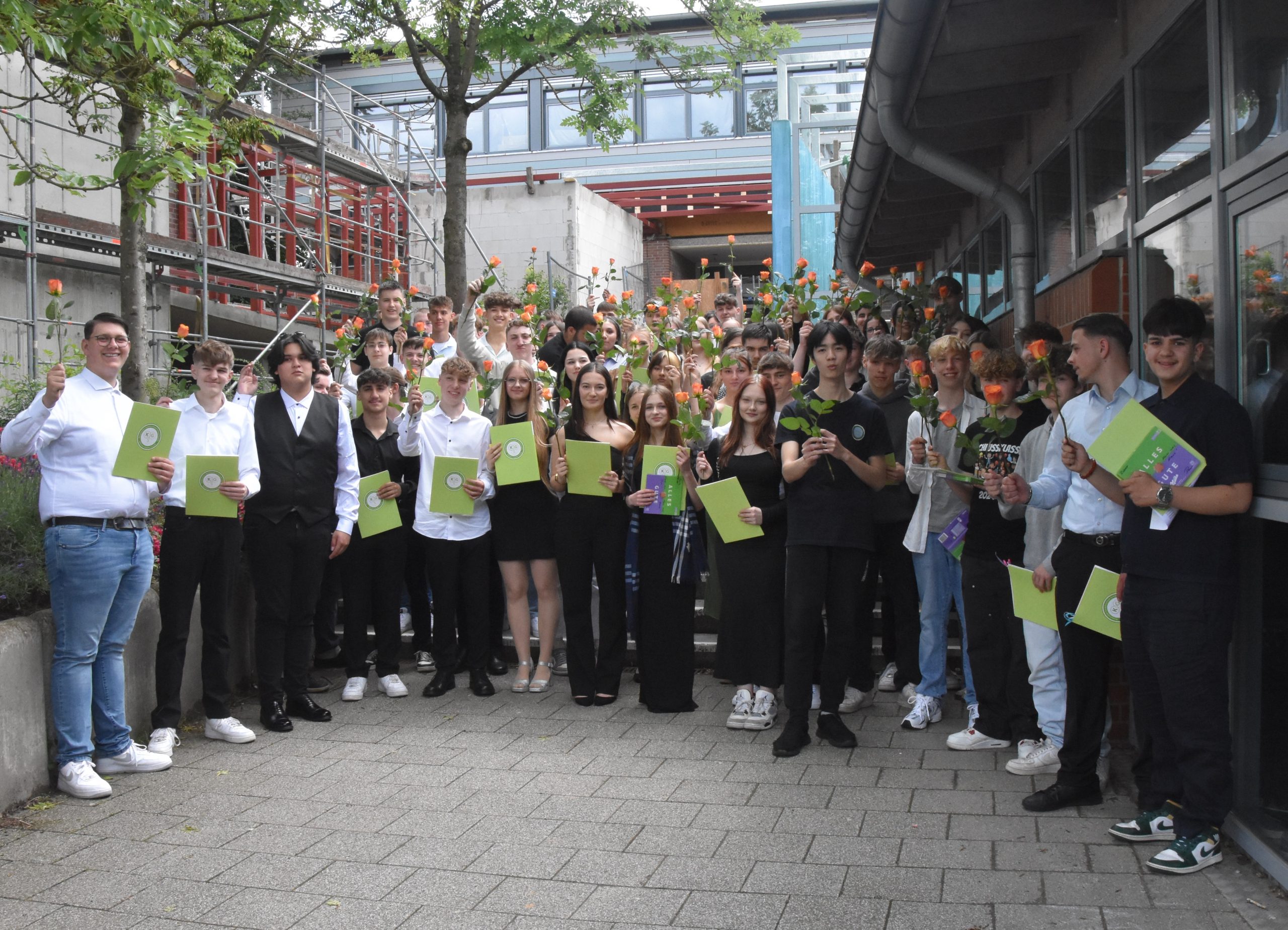 Mehr über den Artikel erfahren Feierliche Entlassung der Haupt- und Realschüler:innen