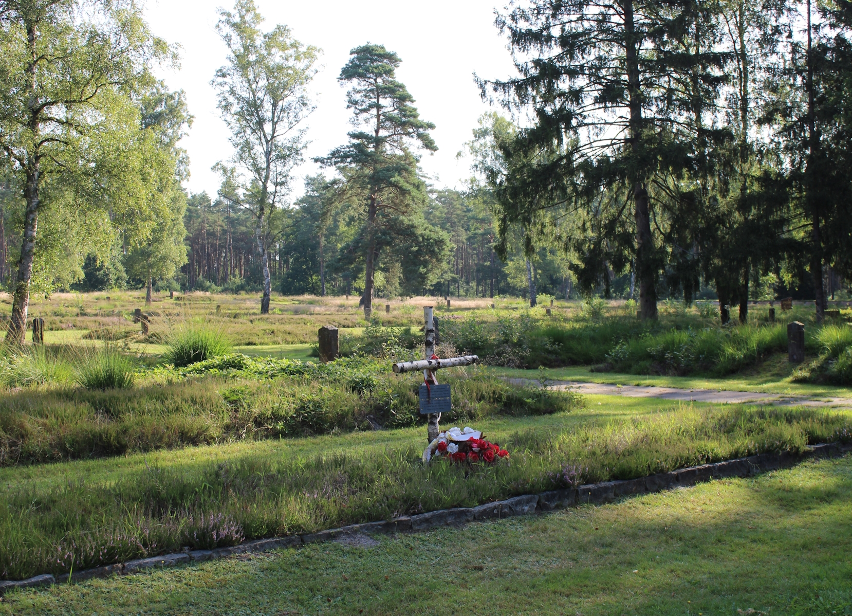 Mehr über den Artikel erfahren Niederlegung der Namensziegel auf dem Kriegsgefangenenfriedhof Hörsten