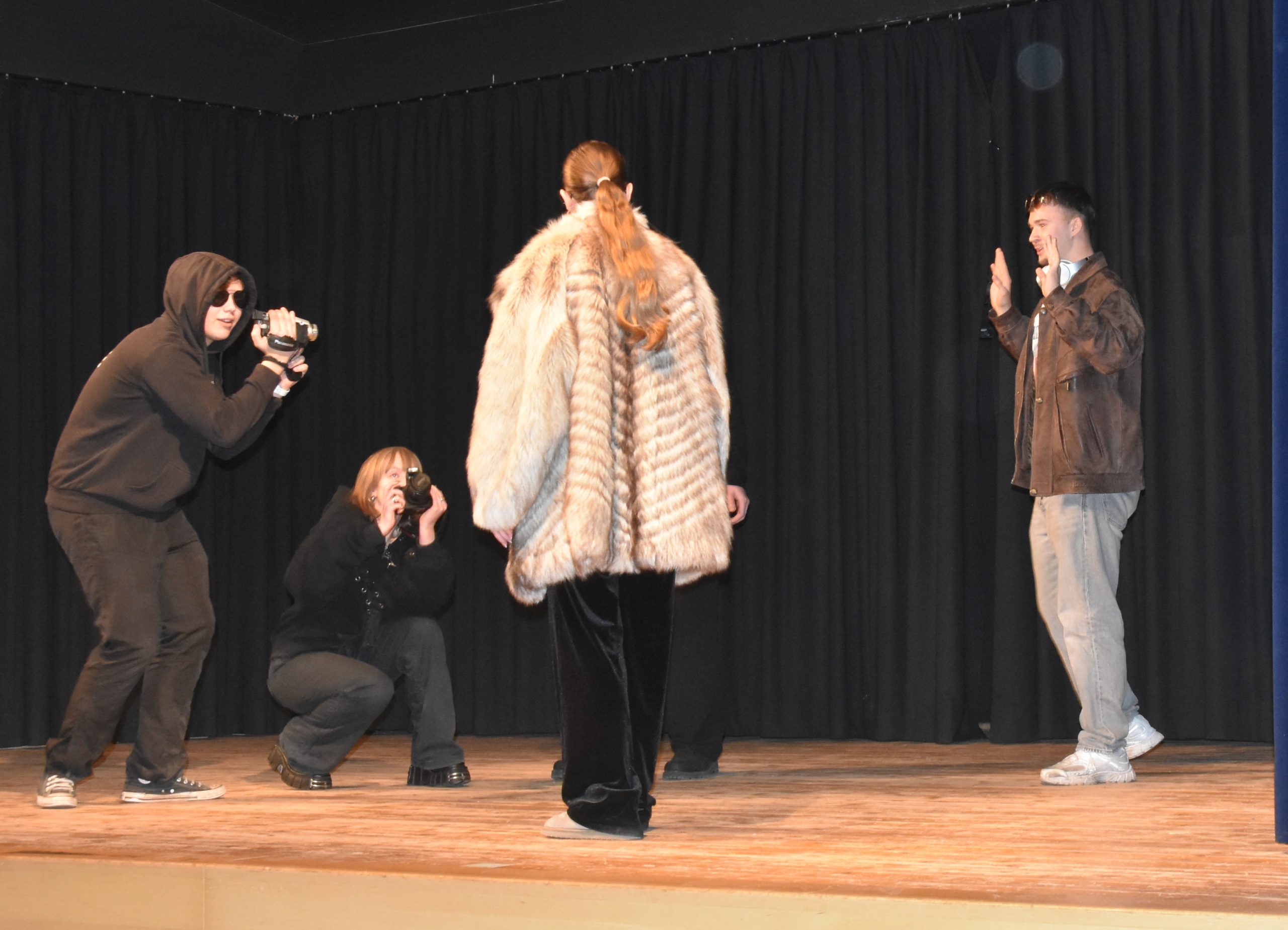 Die Influenzerin wird von Paparazzi bedrängt.