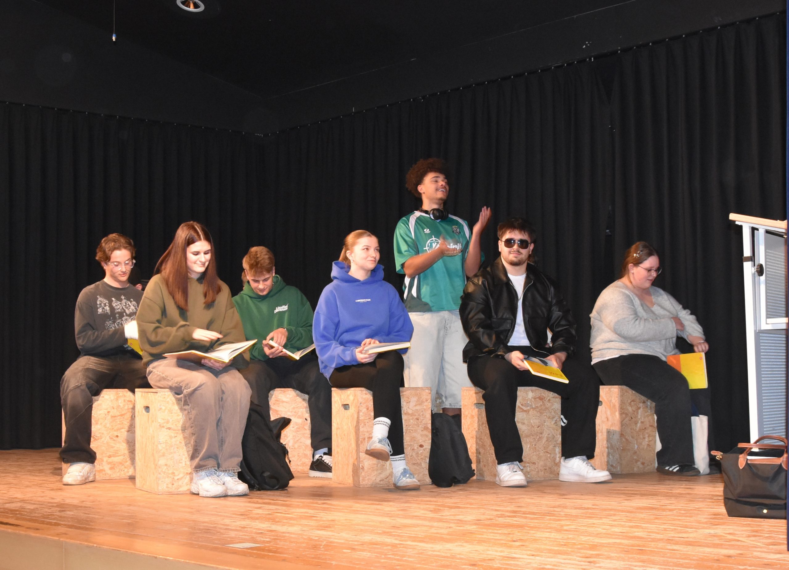 Leon als Mafiosi in seiner neuen Schulklasse.