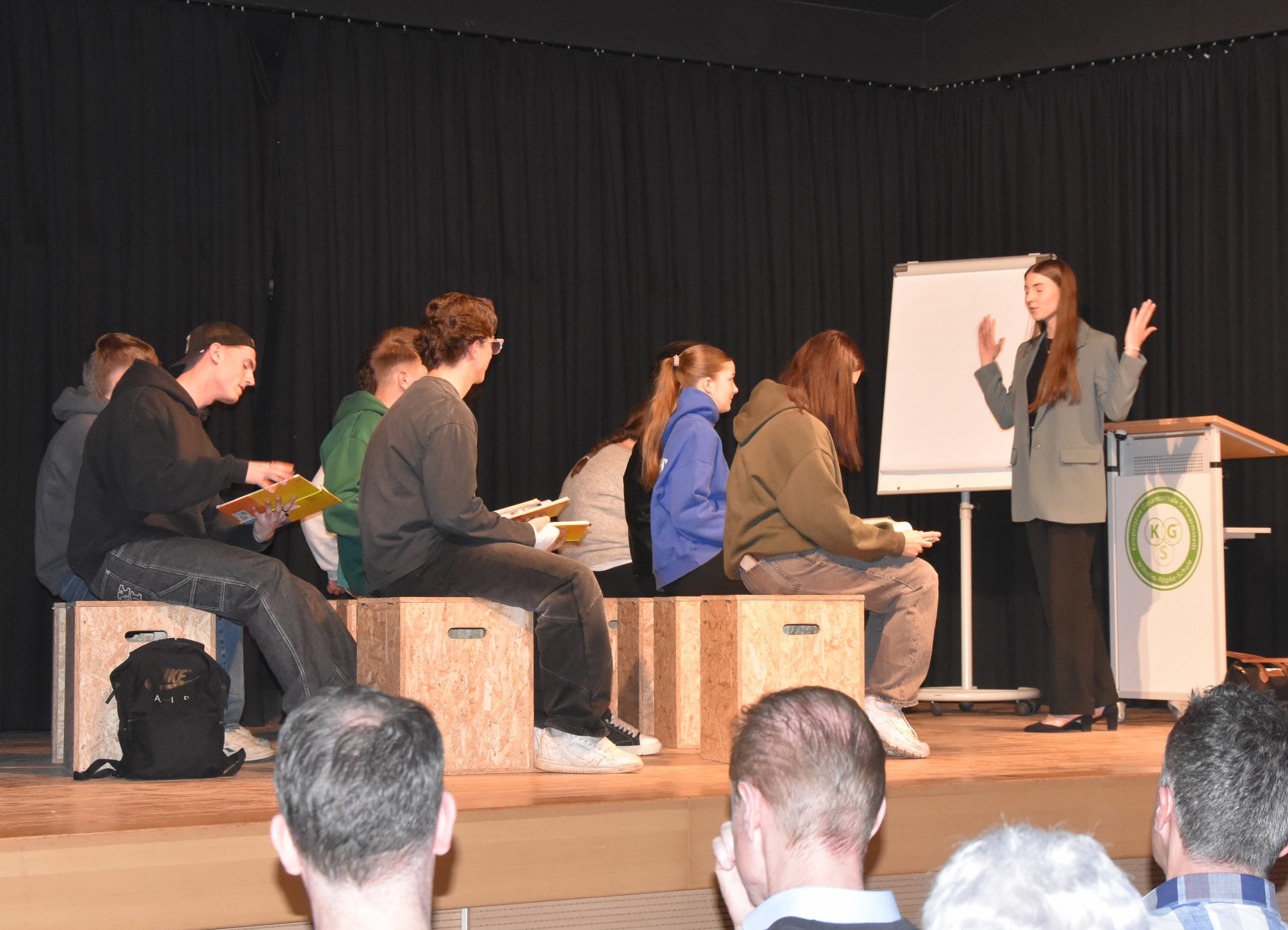 Die Lehrerin will die Klasse mit Mathematik begeistern.