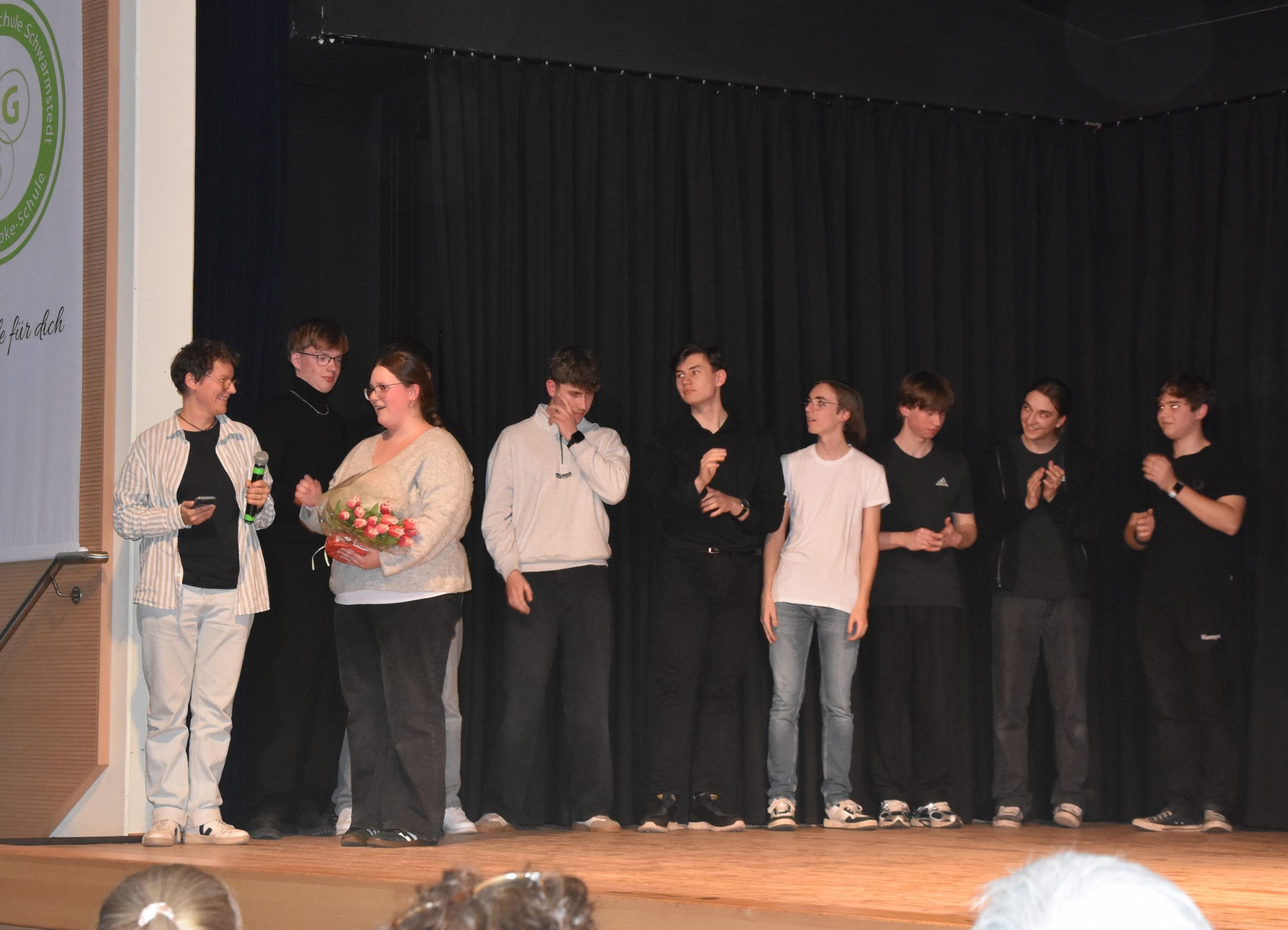 Blumen für Frau Büttner; Frau Remmers konnte krankheitsbedingt nicht dabei sein.