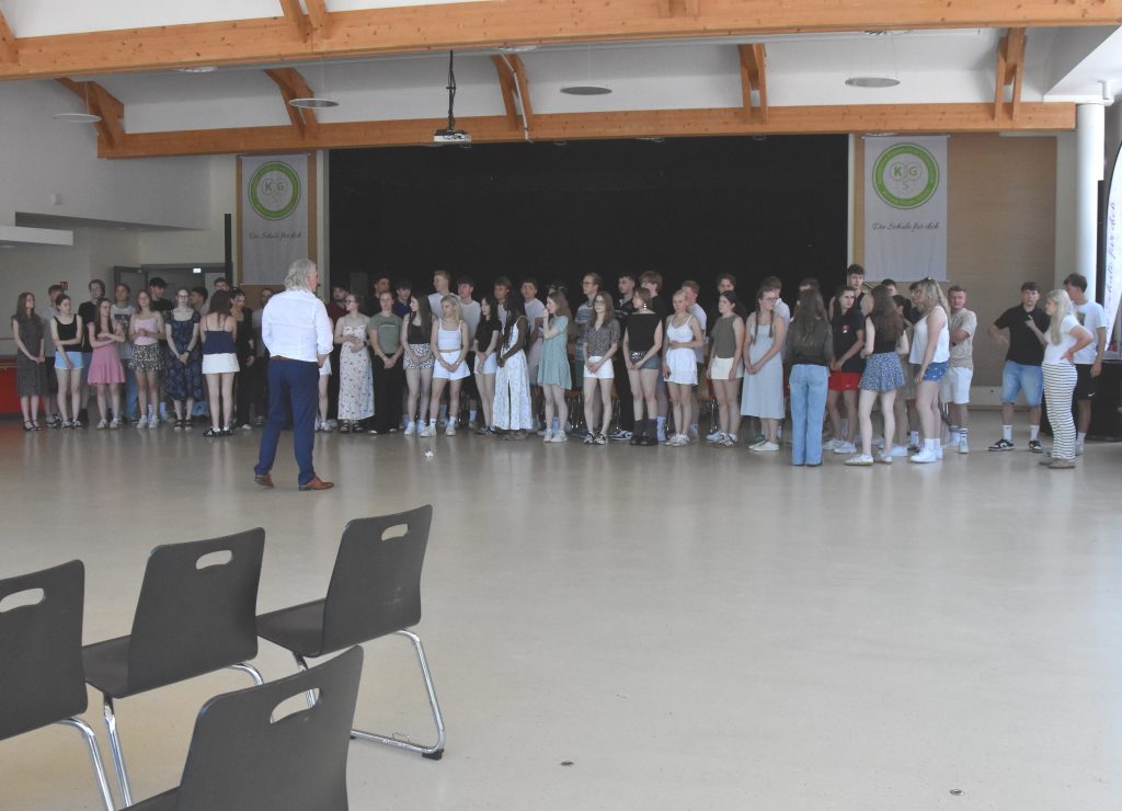 später werden auch die Schüler:innen des 13. Jahrgangs nach Farben sortiert stehen