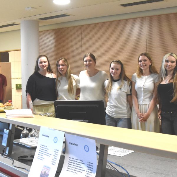 Das Catering Team des Jahrgangs hielt Getränke und Snacks für die Gäste bereit.