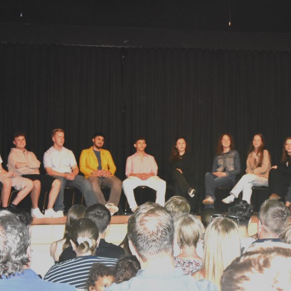Denis Stier, Jonas Dozlow, Mats Holy, Bennet Kammann, Beyar Seido, Faris Sperl, Basima Sihoqi, Greta Kurfürst, Leonie Brockmann, Rya Rahle und Alisiya Fedorova (v.l.n.r.) diskutieren über Freundschaft.