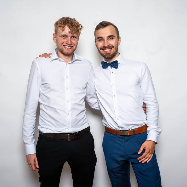 Seit Jahren das Dreamteam beim Getränkekartenverkauf: Fynn Büttcher (r.) und Jakob Joswig