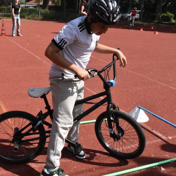 das Sport Rad ohne Beleuchtung ist cool, aber nicht für den Straßenverkehr geeignet