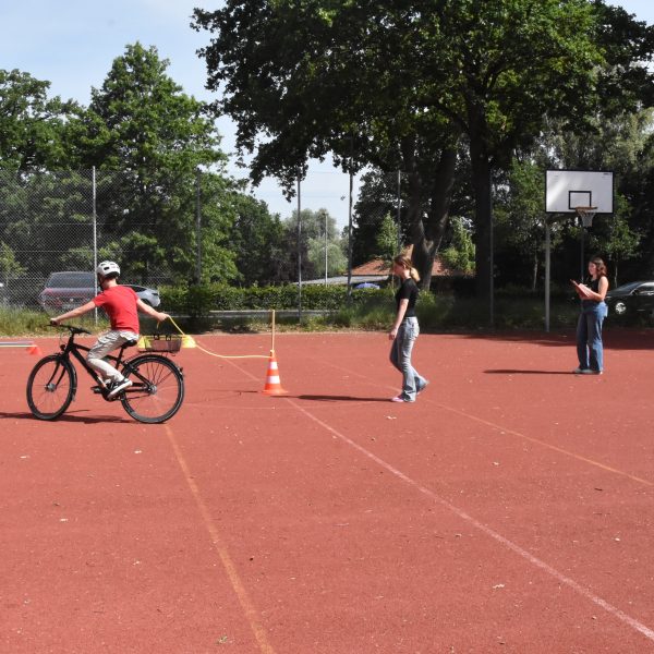 mit nur einer Hand am Lenkrad muss man einen Kreis fahren
