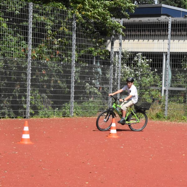 im Slalom um die Hütchen geht es weiter