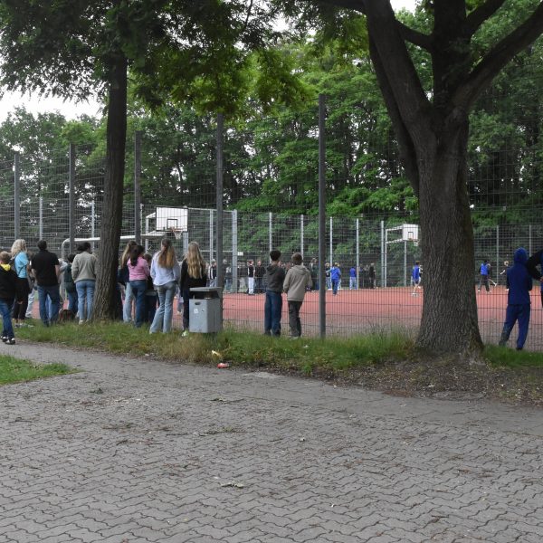 Viele Zuschauer:innen verfolgten die Spiele des Fußballturniers und feuerten die Akteure an.