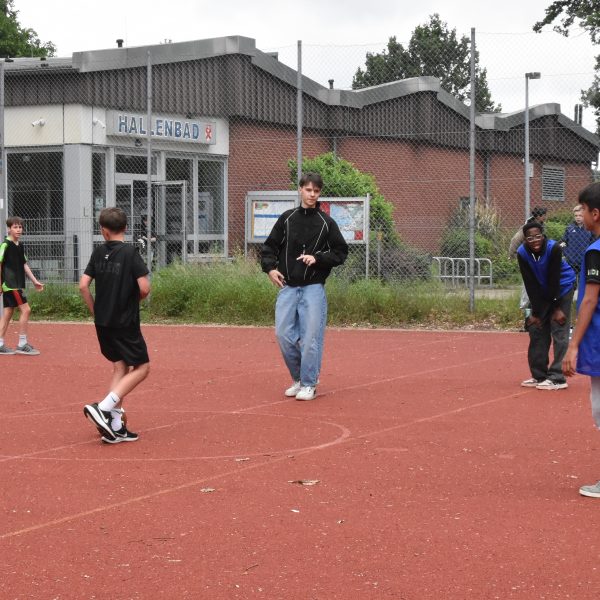 FSJler Justus Blajus organisierte das Turnier mit Neele Rzepka und fungierte auch als Schiedsrichter